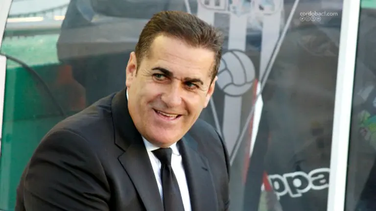 José Ramón Sandoval en el banquillo del Córdoba. Web Córdoba CF.