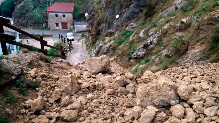 Varias piedras taponan la conocida como bajada de El Pilón de Falces. NAVARRACOM