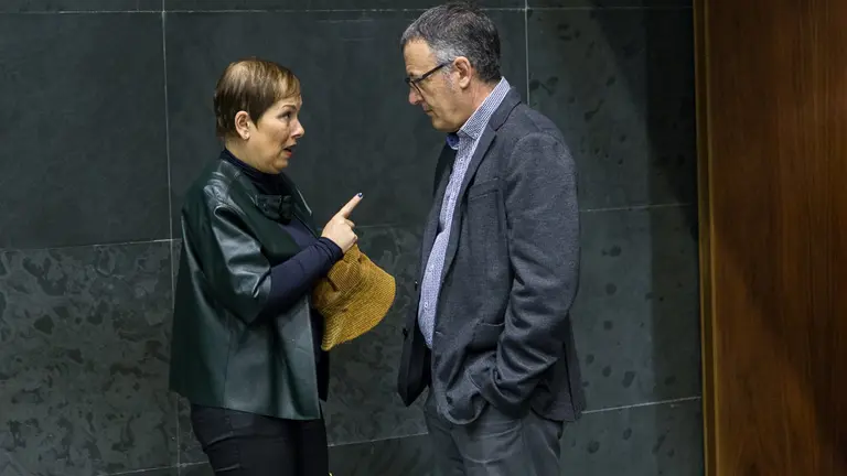 La presidenta del Gobierno de Navarra, Uxue Barkos, conversa con el portavoz parlamentario de EH Bildu, Adolfo Araiz. IÑIGO ALZUGARAY