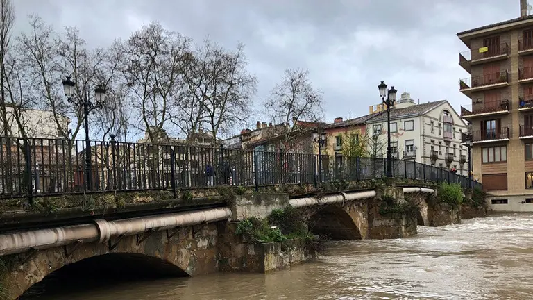 El Ega ha aumentado considerablemente su tamaño a su paso por Estella a causa de las lluvias de los últimos días NAVARRACOM