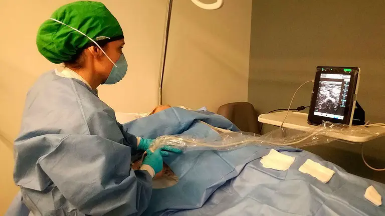 Una enfermera realizando una técnica para terapia intravenosa. GOBIERNO DE NAVARRA