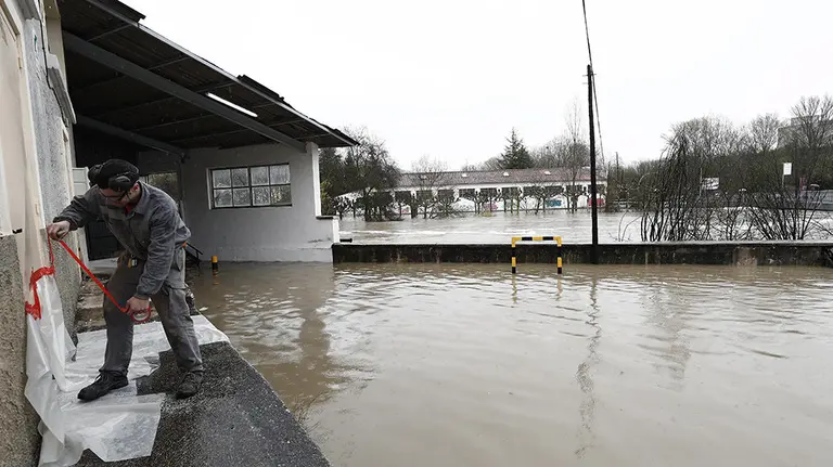Aspecto que presenta el río Ultzama en la localidad de Villava, en su confluencia con el río Arga que ha desbordado inundando algunas de las calles del pueblo. El nivel de prealerta declarado ayer en Navarra ante las persistentes lluvias y el inicio de desbordamiento de algunos ríos se ha elevado hoy, tras declarar el Gobierno foral el nivel de emergencia Fase I por el riesgo de inundaciones, aunque el mayor riesgo estará en la Ribera esta noche. Así, y a la espera de una reunión que tendrá lugar a lo largo del día en Tudela, se podrían adoptar medidas preventivas de desalojo de algunas zonas del casco antiguo de la capital ribera, las que habitualmente se inundan en estos casos. EFE/ Jesús Diges