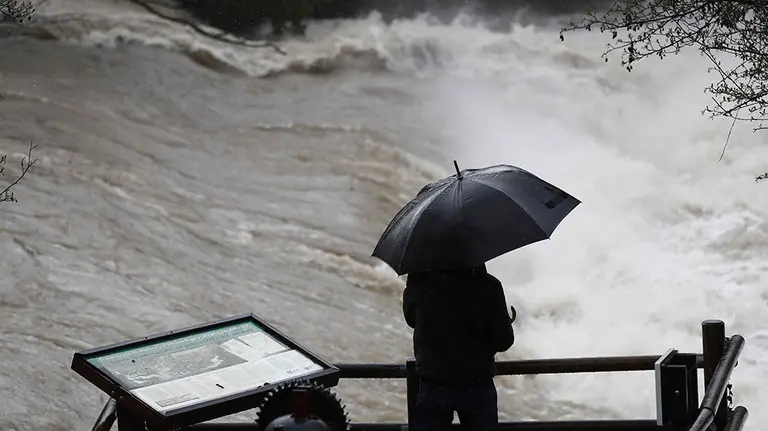 Aspecto que presenta el río Arga a su paso por la localidad de Huarte tras las intensas lluvias de las últimas horas. Las persistentes y abundantes lluvias que se registran en Navarra han situado en alerta por toda la comunidad a numerosas estaciones de medición de los ríos (aforos), algunos de los cuales ya han sufrido desbordamientos en varios puntos. En Pamplona y la comarca, a estas horas la crecida de los ríos Arga, Sadar y Elorz provoca cierres de tráfico en Cizur, Rochapea y Magdalena, tanto para vehículos como para peatones, según la información ofrecida por la Policía Municipal. EFE/Jesús Diges