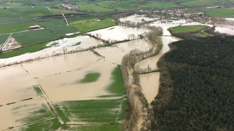 El río Arakil desbordado en la Sakana. GOBIERNO DE NAVARRA