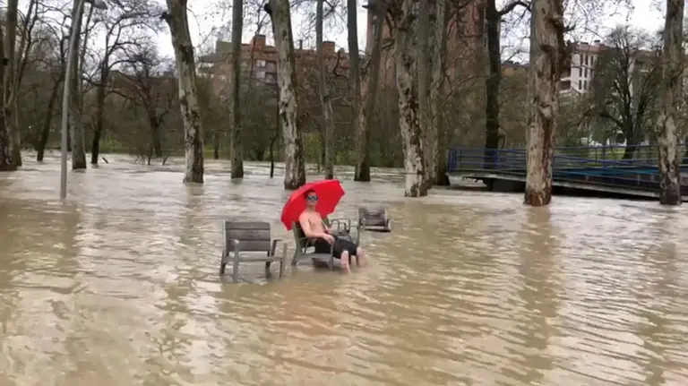 El sketch grabado por un youtuber de Pamplona celebrando que la capital navarra ya tiene playa tras las inundaciones y las lluvias caídas en la última semana YOUTUBE