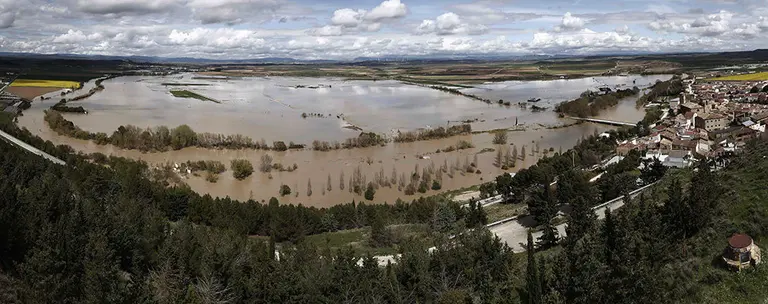 GRAF2368. MIRANDA DEL ARGA.- PAMPLONA (ESPAÑA), 12/04/2018.-Panorámica de la localidad navarra de Miranda del Arga, donde el río Arga se ha desbordado inundando huertas próximas a la localidad, siendo necesario tambien el corte de la carretera NA-6140. El nivel de prealerta declarado ayer en Navarra ante las persistentes lluvias y el inicio de desbordamiento de algunos ríos se ha elevado hoy, tras declarar el Gobierno foral el nivel de emergencia Fase I por el riesgo de inundaciones, aunque el mayor riesgo estará en la Ribera esta noche. Así, y a la espera de una reunión que tendrá lugar a lo largo del día en Tudela, se podrían adoptar medidas preventivas de desalojo de algunas zonas del casco antiguo de la capital ribera, que habitualmente se inundan en estos casos. EFE/ Jesús Diges