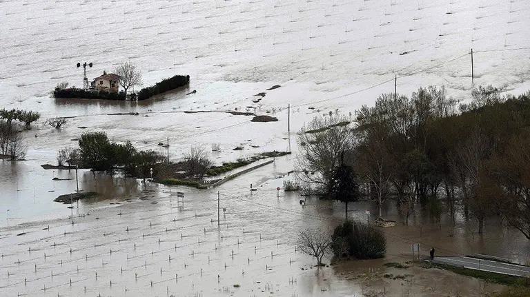 GRAF2371. MIRANDA DEL ARGA.- PAMPLONA (ESPAÑA), 12/04/2018.-Dos personas observan una zona anegada en la localidad navarra de Miranda del Arga, donde el río Arga se ha desbordado inundando huertas próximas a la localidad, siendo necesario tambien el corte de la carretera NA-6140. El nivel de prealerta declarado ayer en Navarra ante las persistentes lluvias y el inicio de desbordamiento de algunos ríos se ha elevado hoy, tras declarar el Gobierno foral el nivel de emergencia Fase I por el riesgo de inundaciones, aunque el mayor riesgo estará en la Ribera esta noche. Así, y a la espera de una reunión que tendrá lugar a lo largo del día en Tudela, se podrían adoptar medidas preventivas de desalojo de algunas zonas del casco antiguo de la capital ribera, que habitualmente se inundan en estos casos. EFE/ Jesús Diges