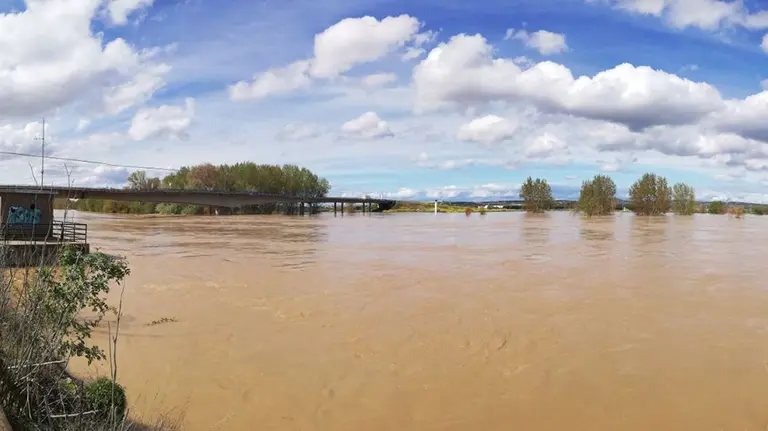 Personal de Guarderío Forestal vigila la crecida del Ebro a su paso por el Barranco de las Limas Foto GUARDERIO FORESTAL 2