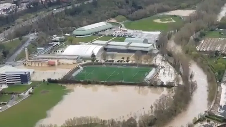 Imagen aérea de la zona inundada del CD Amaya, donde este viernes se iba a celebrar la Carpa Universitaria. GOBIERNO DE NAVARRA