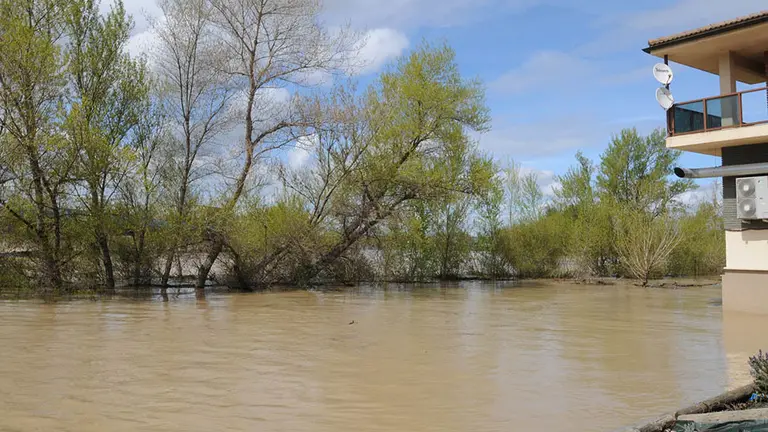 El río Aragón alcanza una casa en Caparroso. AMAYA LUQUI.