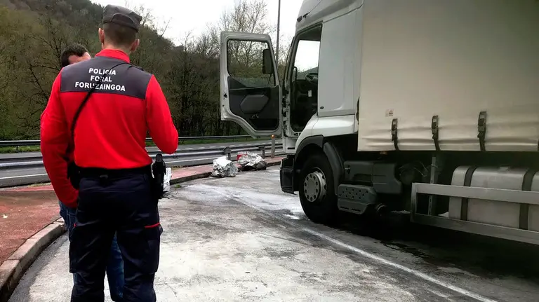 La Policía Foral intercepta al conductor de un camión que circulaba drogado por Sunbilla. POLICÍA FORAL