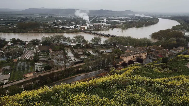 Aspecto que presenta el río Ebro a su paso por Tudela donde el pico del caudal se esperaba a primeras horas de este viernes pero la rotura de una mota en Castejón ha retrasado la fuerte inundación de agua en la capital ribera. EFE/Jesús Diges