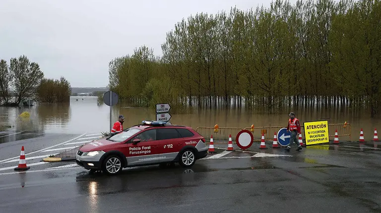 Efectivos de la Policia Foral junto a la N-113 que permanece cortada hacia Castejón tras el desbordamiento del río Ebro. La alerta por inundaciones se mantiene en Navarra en el Ebro en Castejón y el Ega en Andosilla. EFE/Jesús Diges