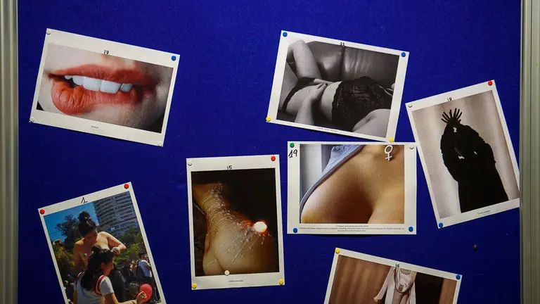 La UPNA acoge en su Aulario una exposición de fotografía erótica realizada por los estudiantes de la Universidad. PABLO LASAOSA 04