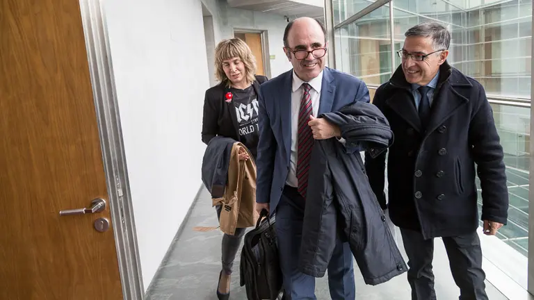 El consejero de Desarrollo Económico, Manu Ayerdi, comparece para explicar las razones por las que SODENA ha otorgado créditos participativos a la empresa RODONA, S.L.. IÑIGO ALZUGARAY (3)