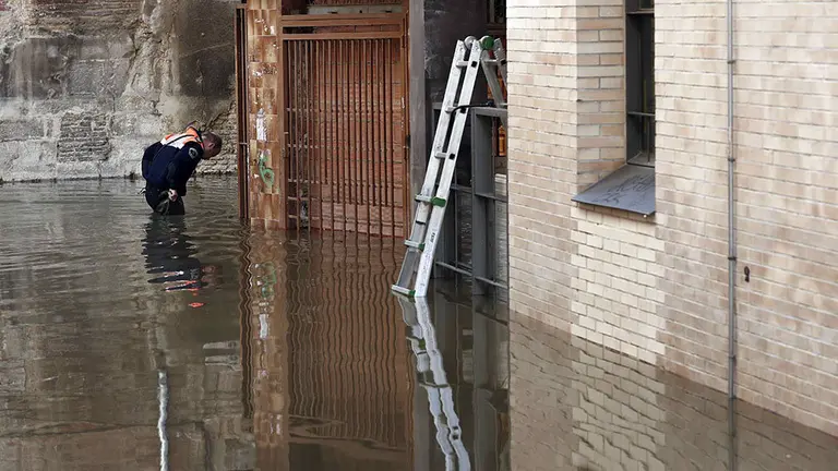 GRAF3183. TUDELA (PAMPLONA) (ESPAÑA), 13/04/2018.-Aspecto que presentan algunas de las calles del casco viejo de Tudela, que han comenzado ha inundarse tras el pico que a primeras horas de esta tarde ha llegado desde el rio Ebro a dicha localidad. La alerta por inundaciones se mantiene a estas horas en Navarra en dos estaciones de aforo, la del Ebro en Castejón y la del Ega en Andosilla, mientras que en Pamplona desciende el caudal de los ríos y se va recuperando la normalidad tras los desbordamientos de ayer. EFE/Jesús Diges