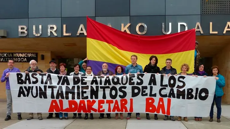 Acto frente al Ayuntamiento de Burlada por el día de la República EP