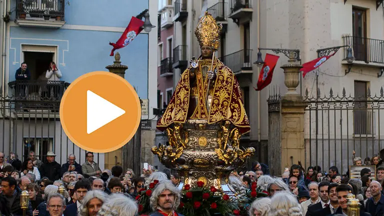 Miles de personas arropan a San Fermín por las calles de Pamplona en la procesión con motivo de su año jubilar. PABLO LASAOSA 02