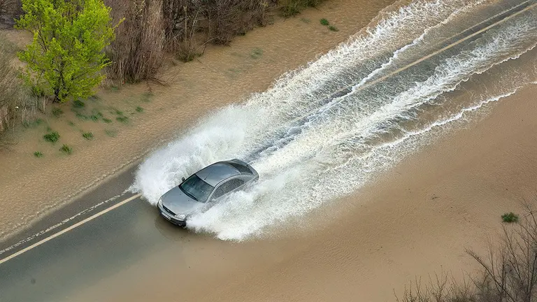 Un coche circula por una carretera anegada por la crecida de los ríos en Navarra GOBIERNO DE NAVARRA