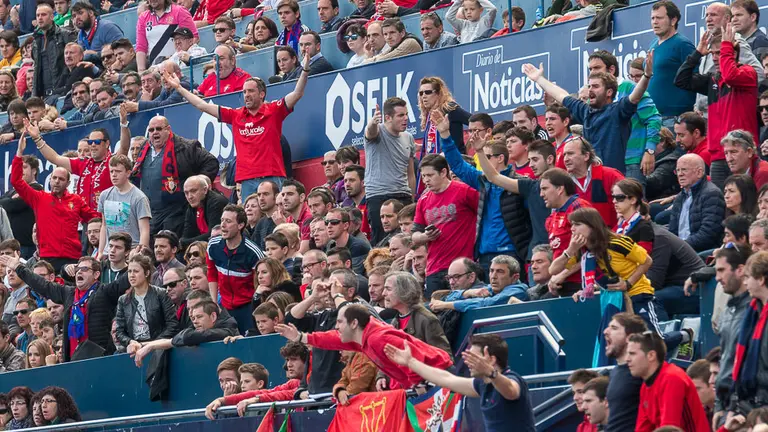 La grada de El Sadar durante el partido de Liga entre Osasuna y Córdoba (08). IÑIGO ALZUGARAY