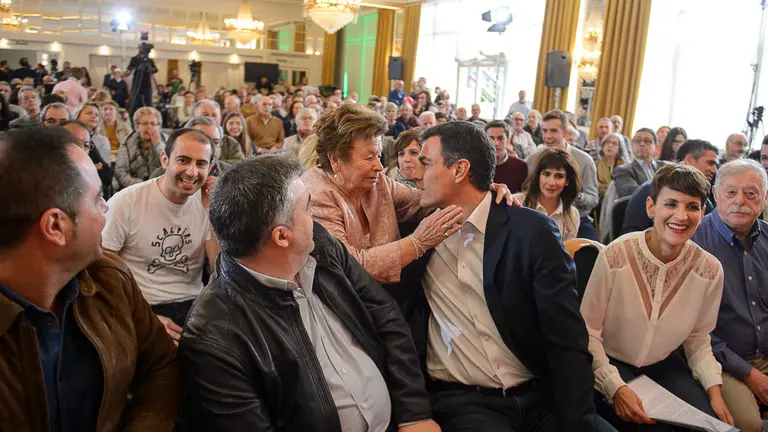 El secretario general del PSOE, Pedro Sánchez, ofrece un mitin junto con la secretaria general del PSN-PSOE, María Chivite, y la secretaria general del PSN Pamplona, Maite Esporrín. PABLO LA (22)