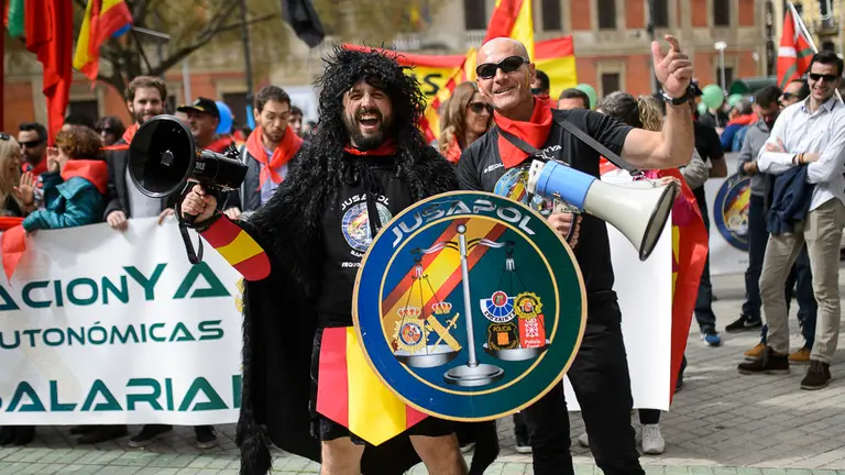 El sindicato unificado de Policía Nacional y Guardia Civil, Jusapol, se concentra para pedir en Navarra la equiparación de salarios con otras policías autonómicas. PABLO LASAOSA 12