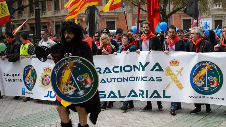El sindicato unificado de Policía Nacional y Guardia Civil, Jusapol, se concentra para pedir en Navarra la equiparación de salarios con otras policías autonómicas. PABLO LASAOSA 16