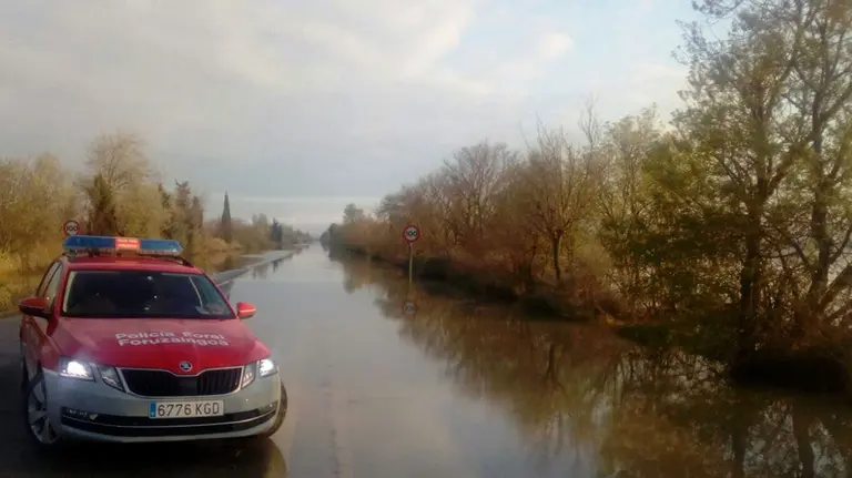 Policía Foral en una carretera afectada por las inundaciones POLICÍA FORAL