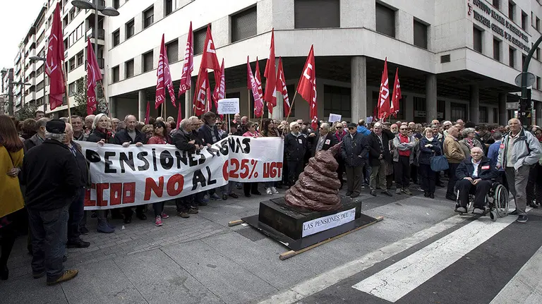 GRAF4436. PAMPLONA (ESPAÑA), 15/04/2018.- Los sindicatos UGT y CCOO se han concentrado hoy en Pamplona ante la Tesorería de la Seguridad Social en la capital donde han acusado al Gobierno central de ser "cruel" con los pensionistas, a los que da una subidas "de mierda" cuando para otras materias habilita miles de millones de euros. EFE/Villar López