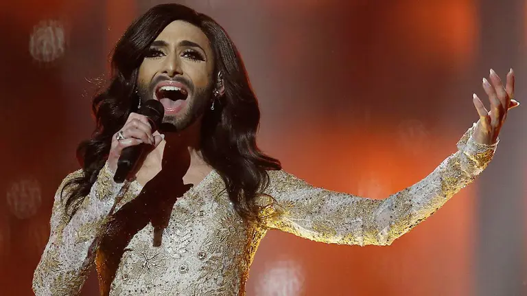 Conchita Wurst durante un momento de la actuación que la hizo ganadora de Eurovisión en 2014. EFE