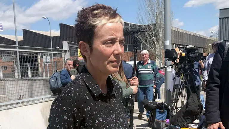 Isabel Pozueta, madre de Adur Ramírez y portavoz de las ocho familias de los acusados por la agresión de Alsasua, atiende a los periodistas en el primer día de juicio en la Audiencia Nacional NAVARRACOM