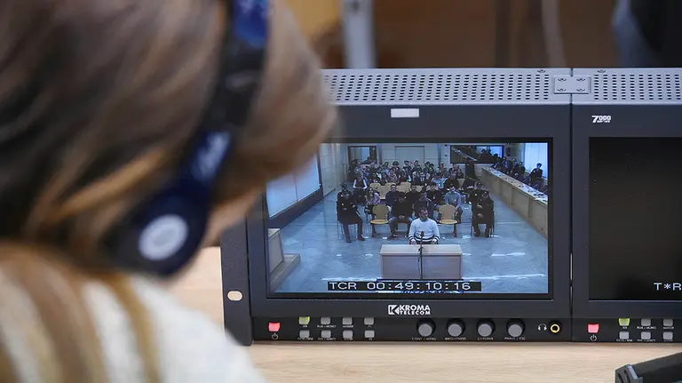 Una periodista sigue, a través de un monitor de la sala de prensa de la Audiencia Nacional, el juicio a los ocho acusados de agredir a dos guardias civiles y sus parejas en Alsasua, unos hechos calificados de terrorismo. EFE/Fernando Villar