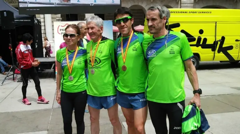 Jose mari Mercero, segundo por la izquierda. Beste Iruña.