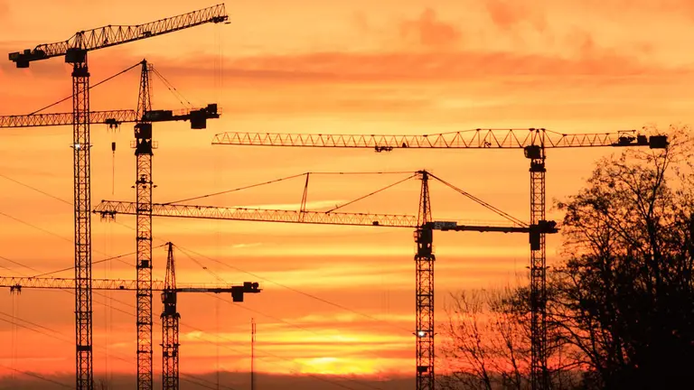 Varias grúas en la construcción de nuevas viviendas. ARCHIVO