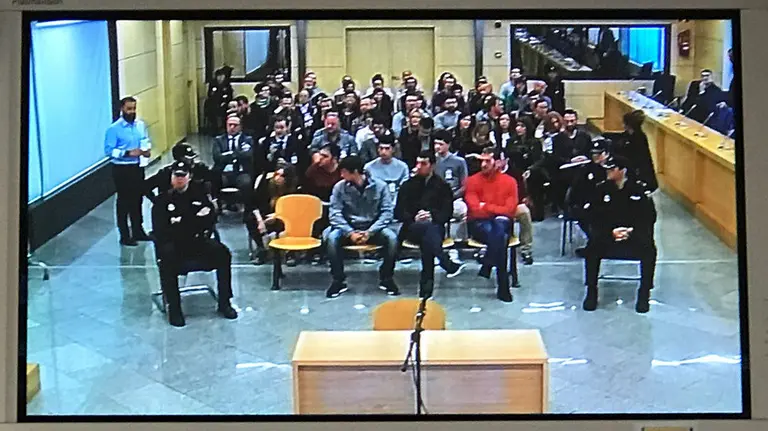 Imagen de la señal de vídeo con la segunda sesión del juicio celebrado en la Audiencia Nacional por la agresión a dos guardias civiles y sus parejas en octubre de 2016 en Alsasua. NAVARRA.COM