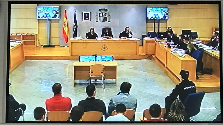 Imagen de la señal de vídeo con la segunda sesión del juicio celebrado en la Audiencia Nacional por la agresión a dos guardias civiles y sus parejas en octubre de 2016 en Alsasua. NAVARRA.COM