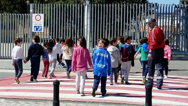 Varios niños participan en una sesión de Edcación Vial impartida por la Policía Foral y aprenden sobre cómo deben cruzarse los pasos de peatones POLICÍA FORAL