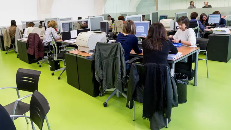 El consejero Mikel Aranburu visita la oficina de atención al contribuyente con motivo de la Campaña de la Renta 2017 (04). IÑIGO ALZUGARAY