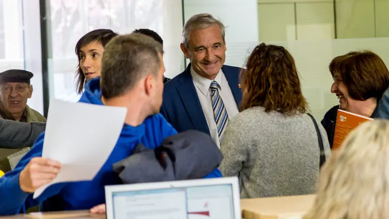 El consejero Mikel Aranburu visita la oficina de atención al contribuyente con motivo de la Campaña de la Renta 2017 (05). IÑIGO ALZUGARAY