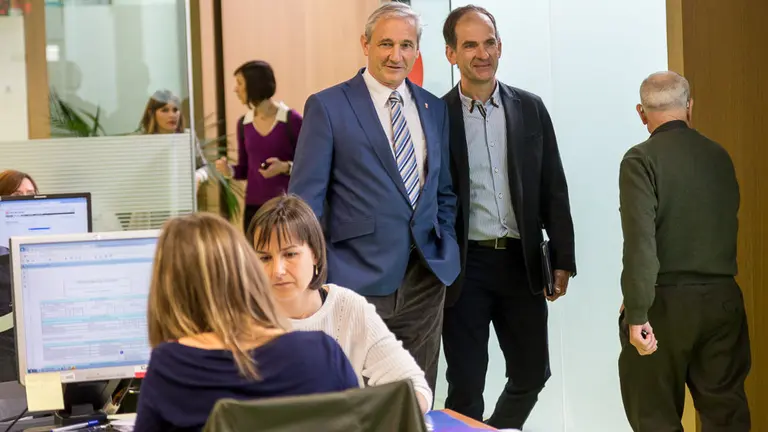 El consejero Mikel Aranburu visita la oficina de atención al contribuyente con motivo de la Campaña de la Renta 2017 (06). IÑIGO ALZUGARAY