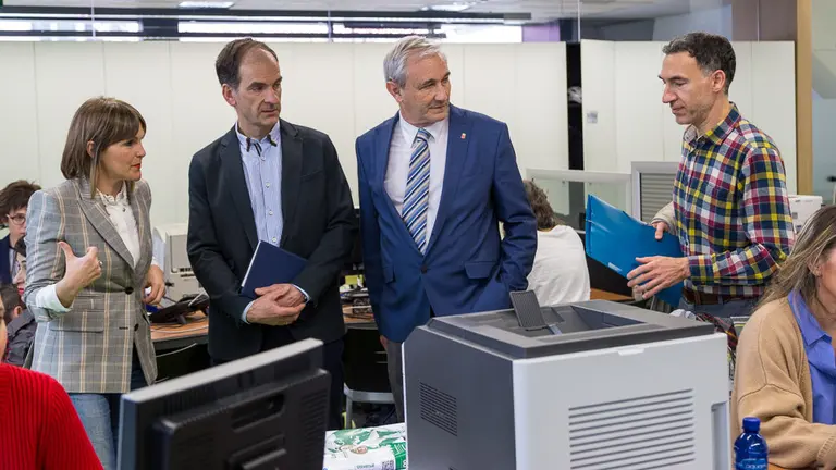 El consejero Mikel Aranburu visita la oficina de atención al contribuyente con motivo de la Campaña de la Renta 2017 (15). IÑIGO ALZUGARAY