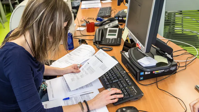El consejero Mikel Aranburu visita la oficina de atención al contribuyente con motivo de la Campaña de la Renta 2017 (16). IÑIGO ALZUGARAY