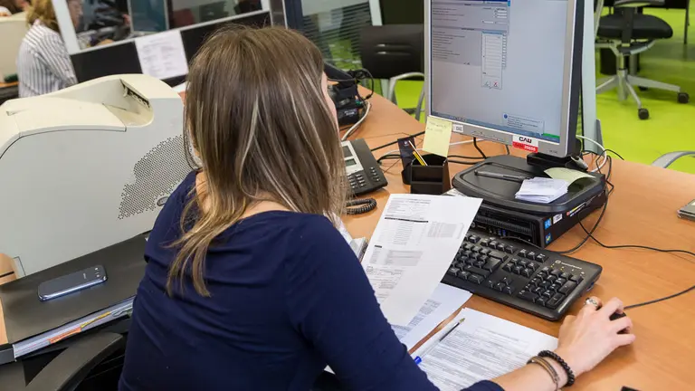 El consejero Mikel Aranburu visita la oficina de atención al contribuyente con motivo de la Campaña de la Renta 2017 (17). IÑIGO ALZUGARAY