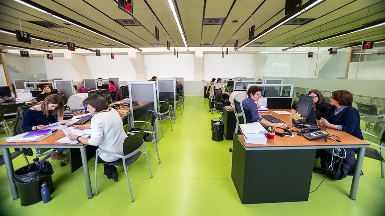 El consejero Mikel Aranburu visita la oficina de atención al contribuyente con motivo de la Campaña de la Renta 2017 (22). IÑIGO ALZUGARAY