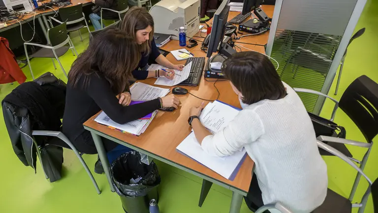 El consejero Mikel Aranburu visita la oficina de atención al contribuyente con motivo de la Campaña de la Renta 2017 (25). IÑIGO ALZUGARAY