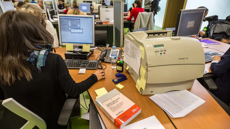 El consejero Mikel Aranburu visita la oficina de atención al contribuyente con motivo de la Campaña de la Renta 2017 (28). IÑIGO ALZUGARAY