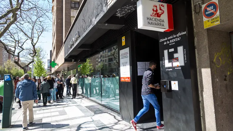 El consejero Mikel Aranburu visita la oficina de atención al contribuyente con motivo de la Campaña de la Renta 2017 (31). IÑIGO ALZUGARAY