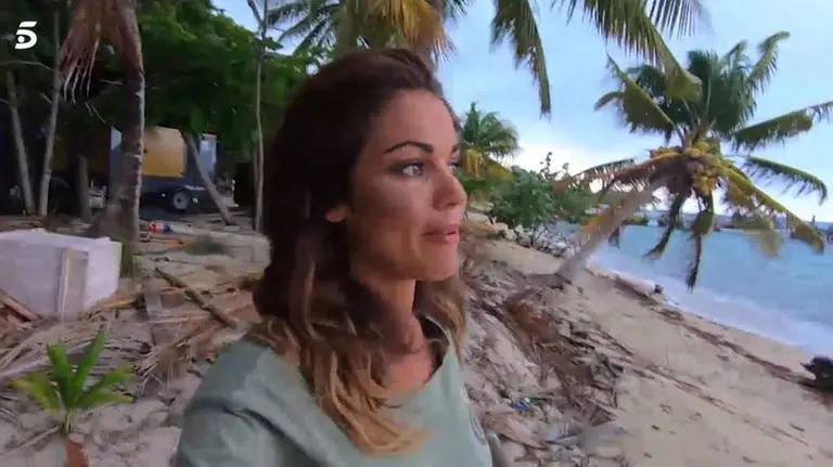La presentadora Lara Álvarez, encargada de las conexiones con Honduras en Supervivientes, explica en un vídeo la última hora del temporal que sola Cayo Cochinos TELECINCO