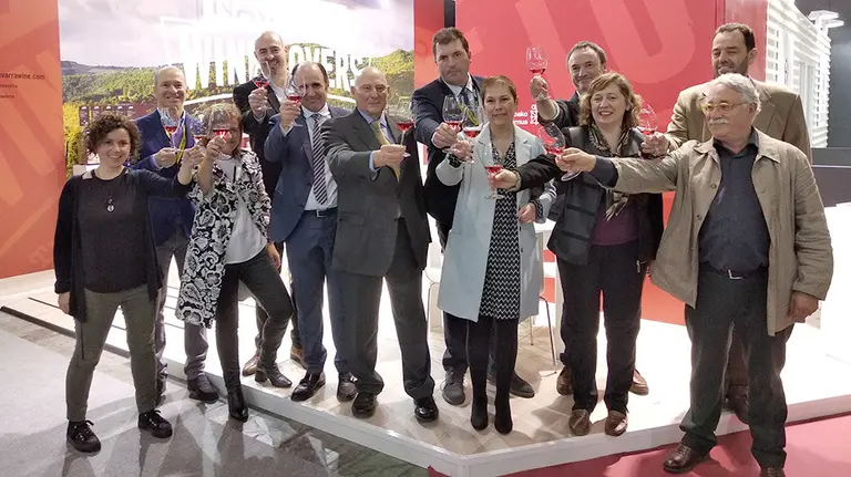 La presidenta Uxue Barkos, junto con el vicepresidente Manu Ayerdi y la consejera Isabel Elizalde, brindan en el stand de Navarra en la Feria Alimentaria celebrada en Barcelona GOBIERNO DE NAVARRA