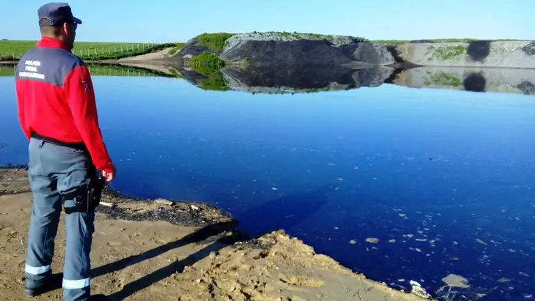 Policía Foral investiga un vertido de lixiviados en el río Aragón. PF